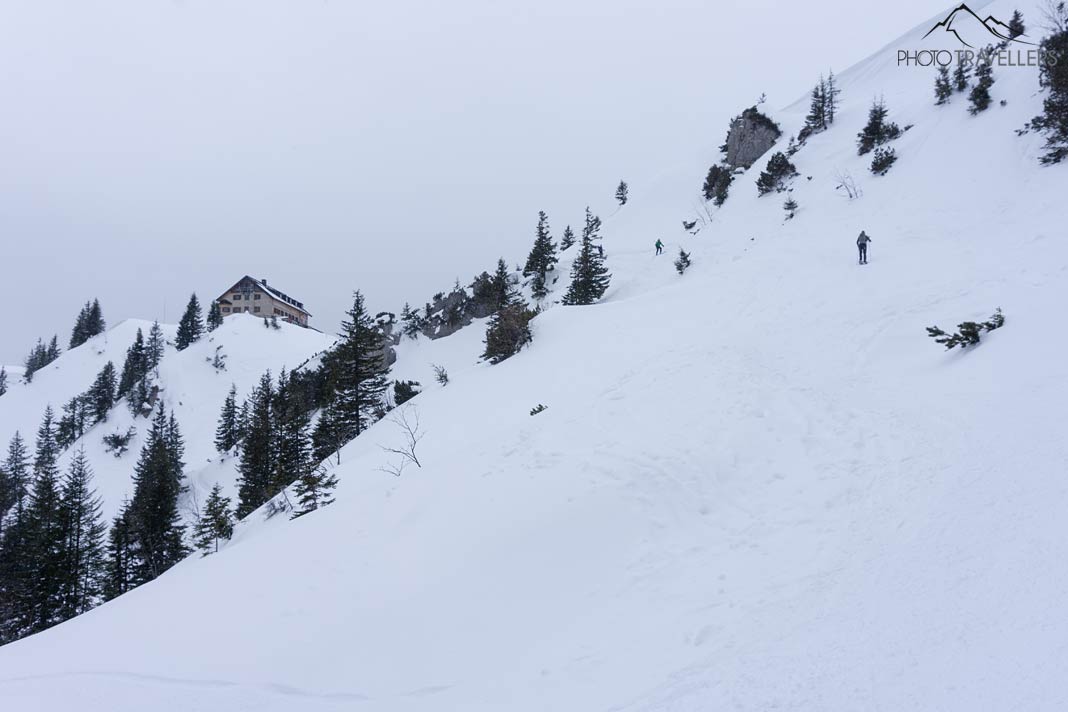Der Blick auf das Rotwandhaus, das in der verschneiten Winterlandschaft liegt