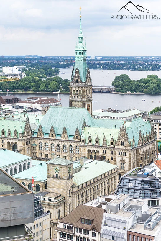 Der Blick aufs Rathaus vom Nikolai Mahnmal