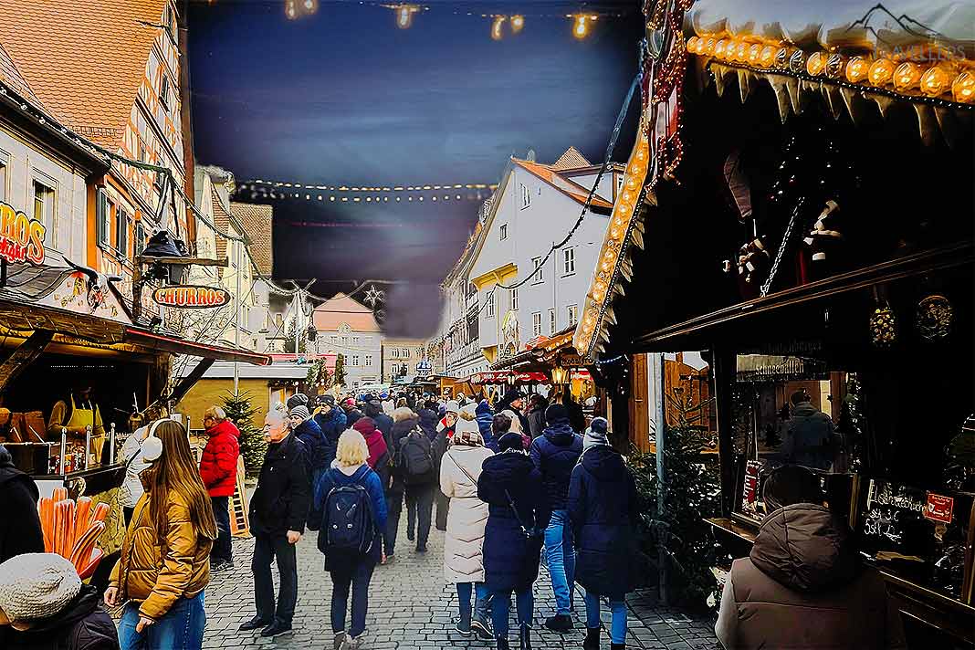 Viele Menschen bewegen sich zwischen den Ständen am Forchheimer Weihnachtsmarkt
