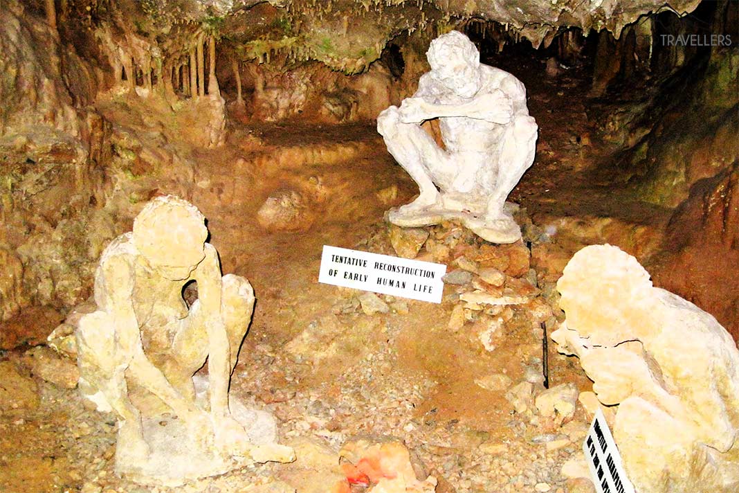 Versteinerte menschliche Figuren sitzen in der Tropfstein höhle von Petralona