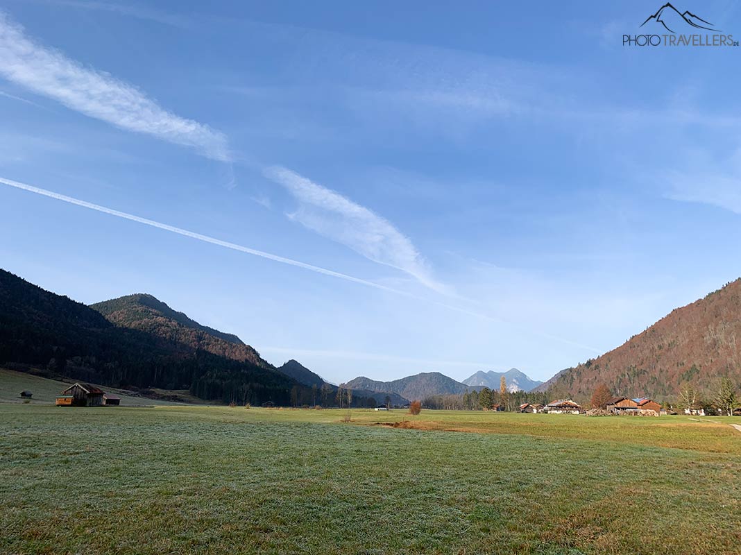 Blick über Wiesen in der Jachenau