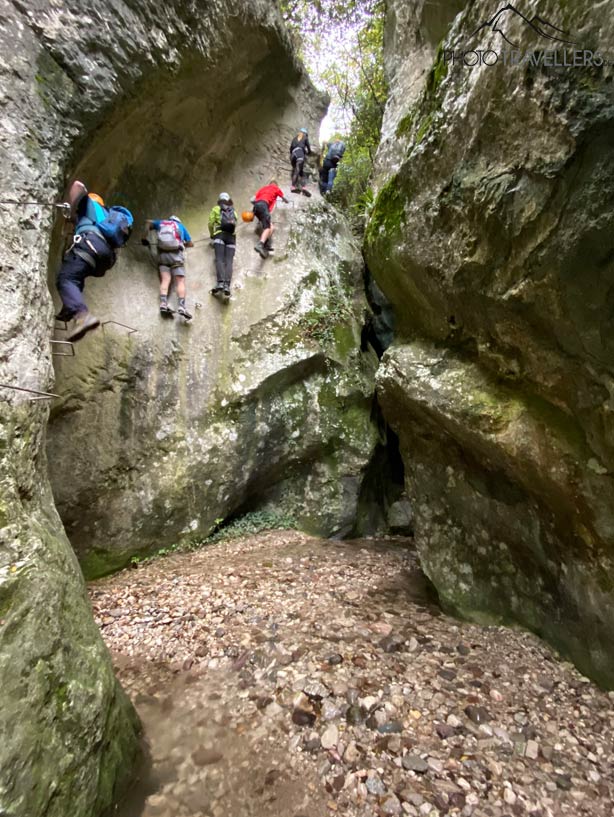 Eine Gruppe Klettersteiggeher in einer steilen Wand vom Rio Sallagoni Klettersteig