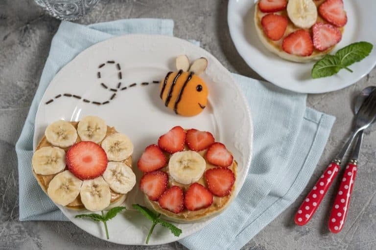 Eierpfannkuchen als Blumenwiese mit Hummel kreativ für Kinder angerichtet