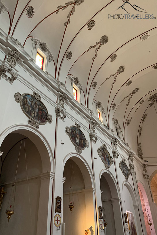 Der Blick an die relativ schlichte Decke der Catedral Santa Maria de la Nieves in Ibiza Stadt
