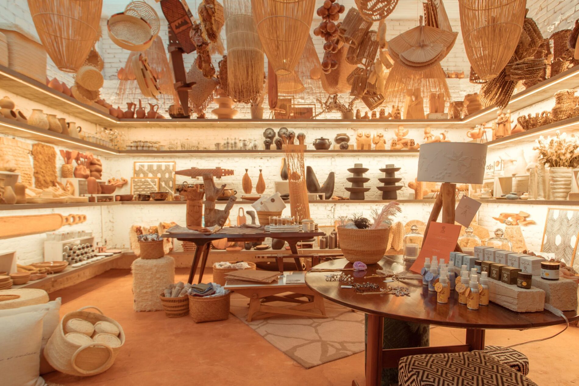 A farinha de mandioca caseira em castilho sp carrega mais do que sabor. Ela concentra história, esforço físico, tradição familiar e a luta silenciosa de quem vive da terra