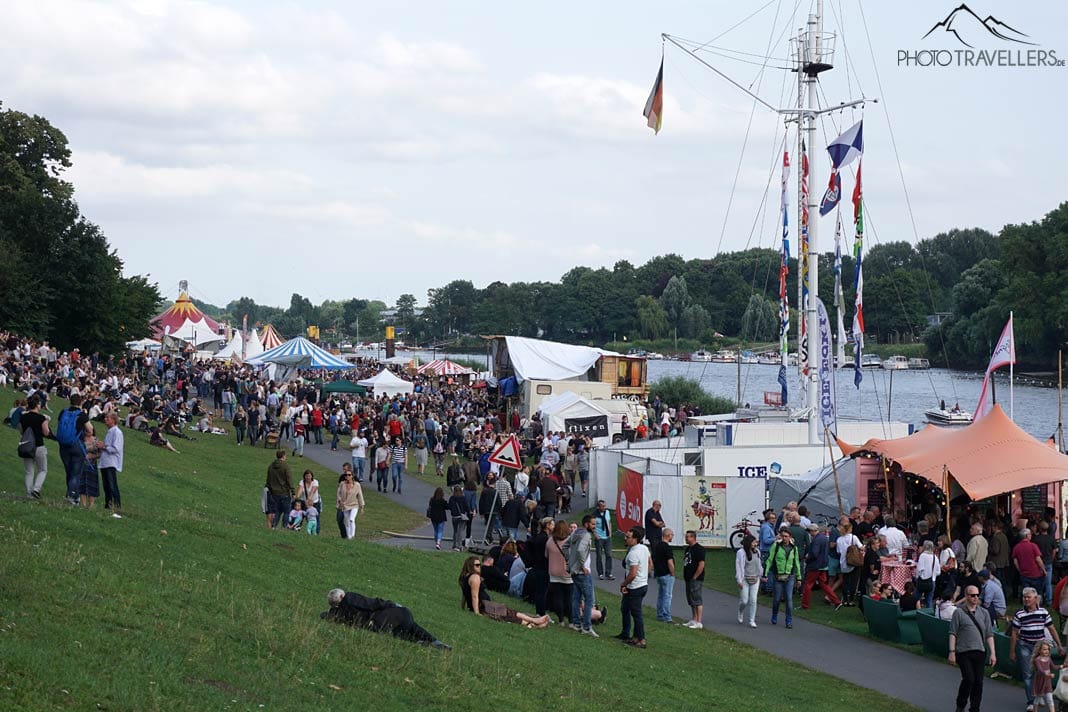 Menschen und Zelte auf der Breminale