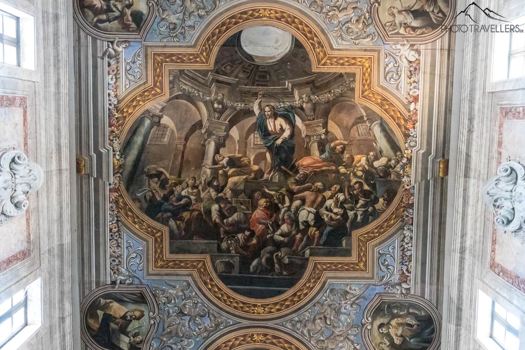 Das große Deckengemälde in der Kathedrale Santa Maria Assunta in Cielo in Ostuni