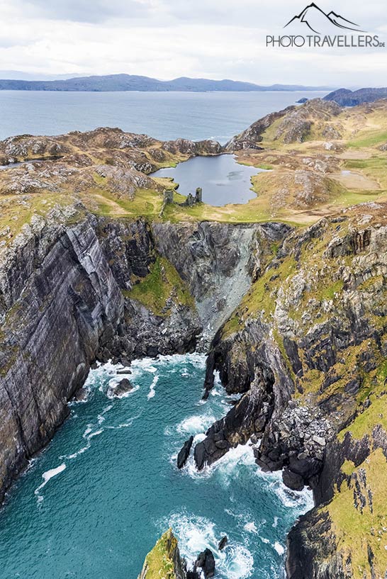 Das Dunlough Castle aus der Luft mit dem See im Hintergrund