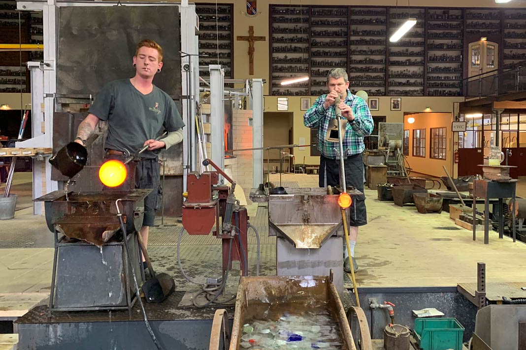 Zwei Glasmacher arbeiten in der Glashütte Theresienthal