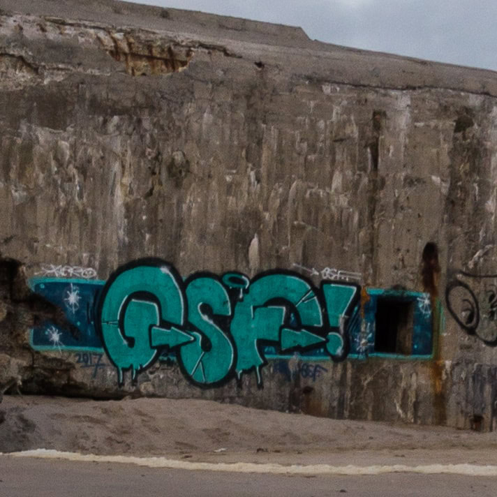 Der 100-Prozent-Ausschnitt des Fotos zeigt einen Teil des Bunkers mit einem Graffiti, aufgenommen mit der Sony Alpha 5000