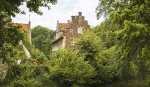 Hochzeitslocation Haus Runde 4 Rotes Backsteinhaus in der Nähe von Wasser und Bäumen, perfekte Hochzeitslocation in der Nähe von Münster.