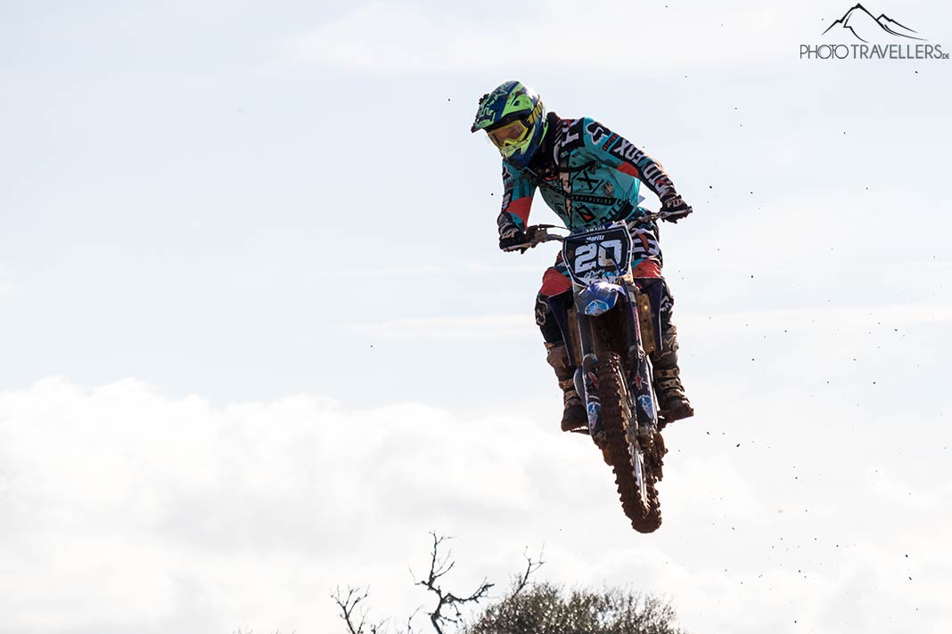 Ein Cross-Motorrad im Flug