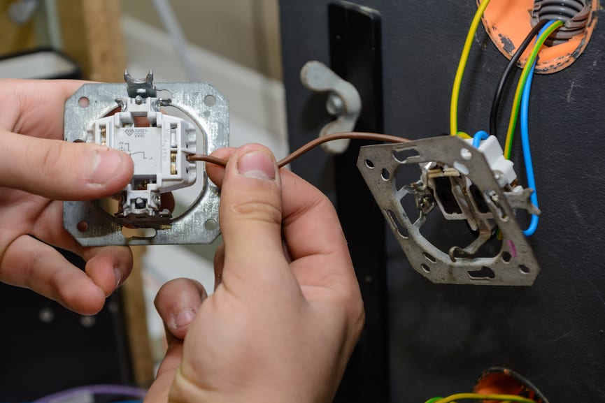 Elektriker installiert Schalter