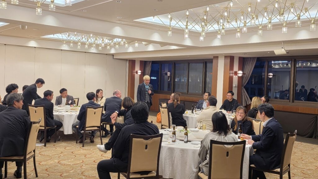 【PTA講演会 人気講師の選び方】「面白かった!」と言われる小学校・PTA講演会の3つの条件【2026年版】 4 富山市PTA連絡協議会のPTA研修会でテーブルマジックを披露しながら会員の皆様と交流するマジシャン・コンプレッサー