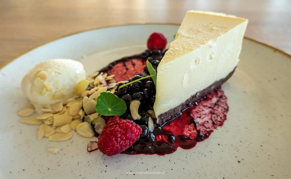 serniczek z czarną porzeczką