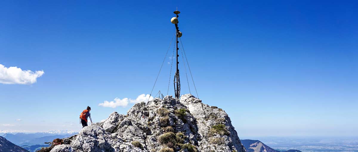 startseite-bayern-kampenwand-wanderung Reisebloggerin Biggi Bauer auf dem Weg zum Kampenwand-Gipfelkreuz