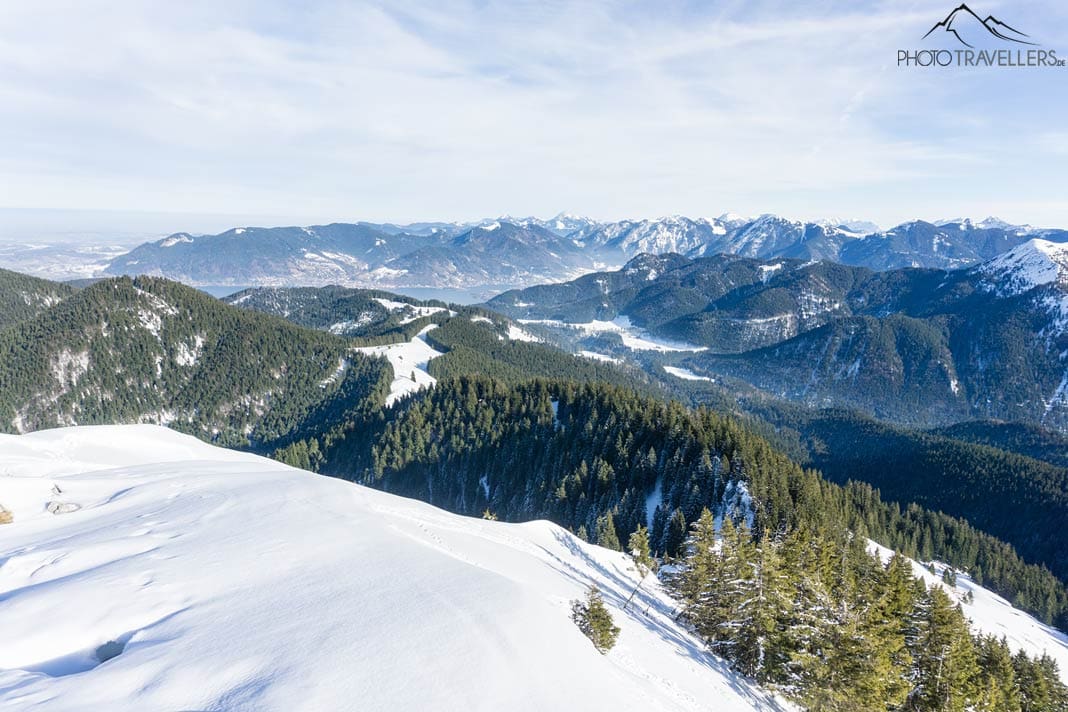 Der Blick über die Tegernseer Berge auf den Tegernsee im Winter bei Schnee