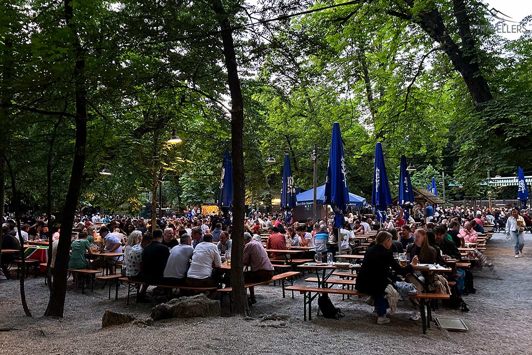 Hunderte Besucher sitzen unter den Bäumen im Biergarten des Augustiner Kellers in München
