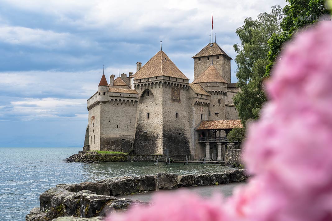 Blick auf das Schloss Chillon von der Uferpromenade aus