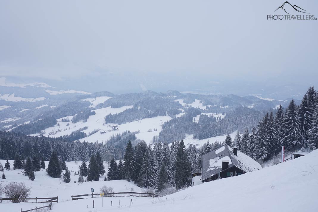 Das Spitzsteinhaus in der verschneiten Landschaft