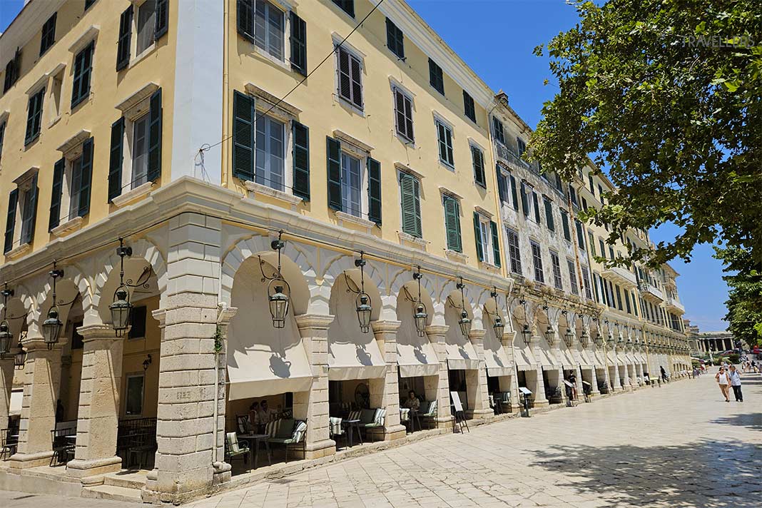 Langgezogene Fassade der Arkadenhäuser Liston