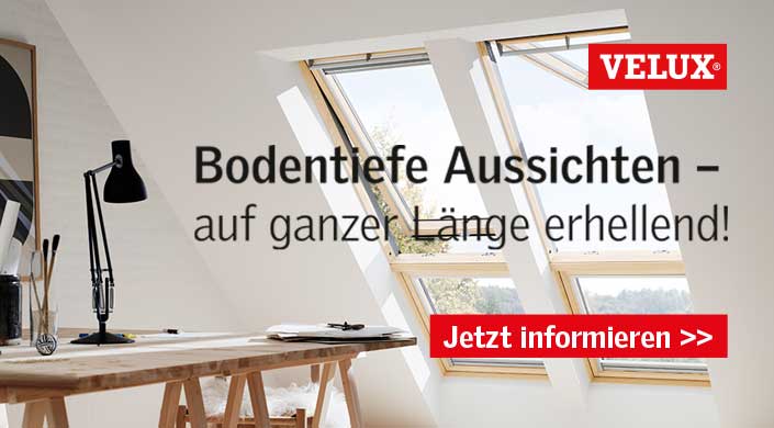 Dachfenster in einem modernen Raum, Holztisch mit Stuhl darunter, große Fenster lassen viel Tageslicht herein, einige Pflanzen draußen sichtbar, weiße Wände, minimalistische Einrichtung.