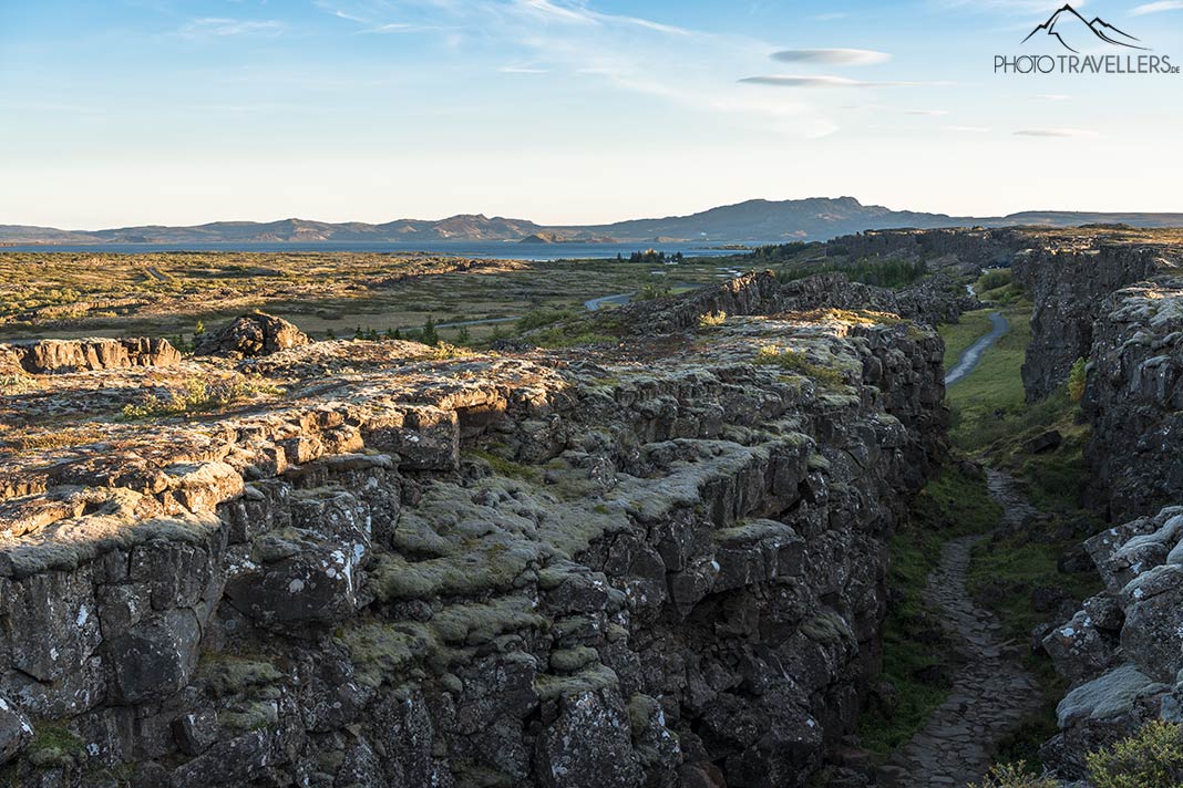 Blick in die Erdspalte im Þingvellir-Nationalpark
