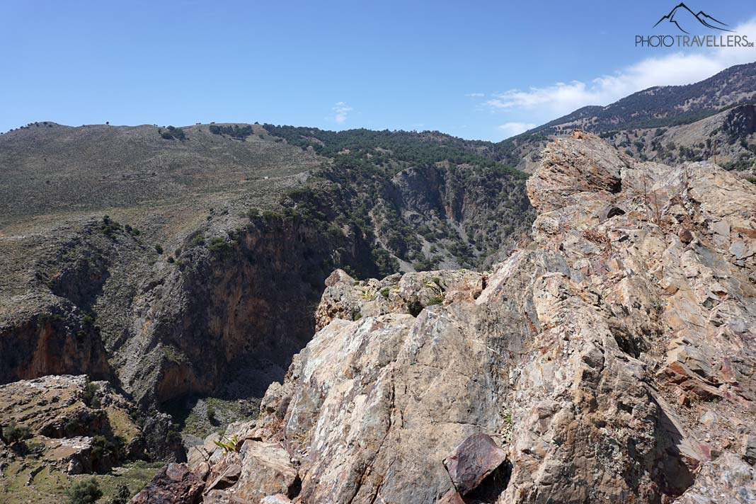 Der Blick von einem Wanderweg in die Aradena-Schlucht hinein