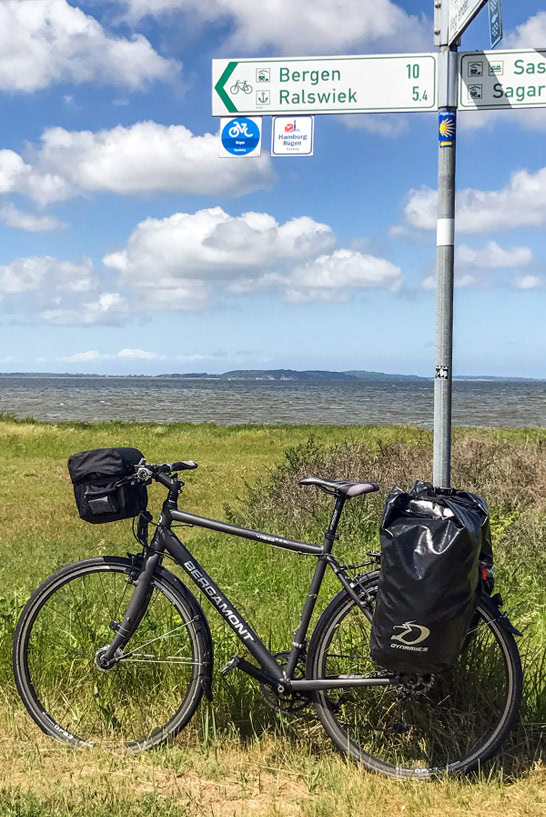 Ein Fahrrad am Hamburg-Rügen-Radweg mit Blick auf das Meer