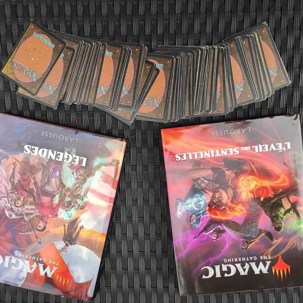 Magie de collection de jeux de cartes Magic : L'Éveil des Sentinelles et Légendes, exemplaires complets avec deck de cartes, illustrant l'univers fantastique et stratégique du jeu de société Magic The Gathering.