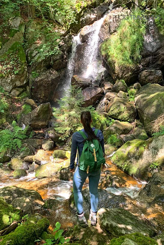 Biggi vor Wasserfall