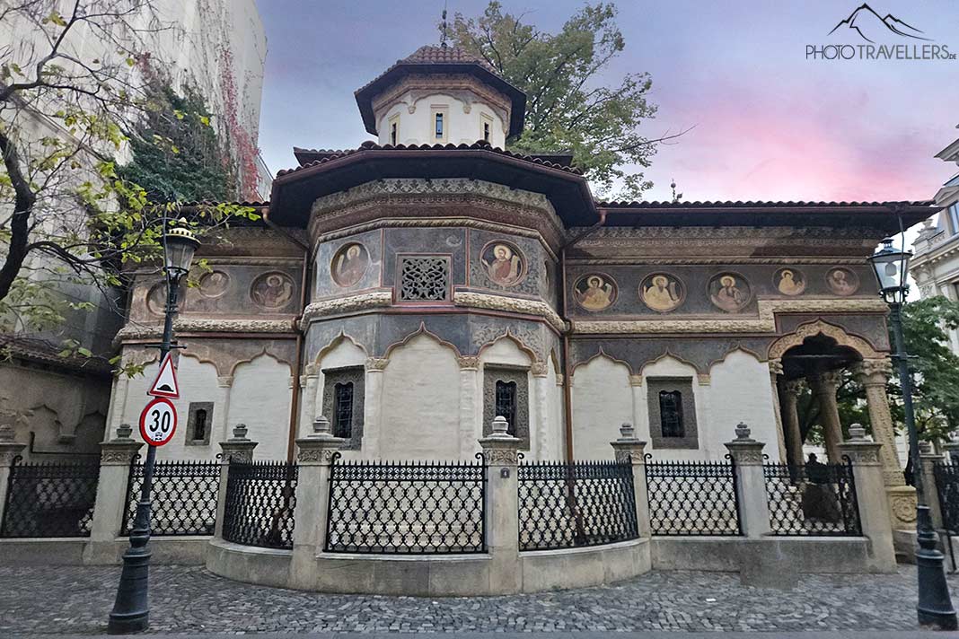 Kloster Stavropoleos ist eine kleine Steinkapelle mit rundem Turmaufsatz