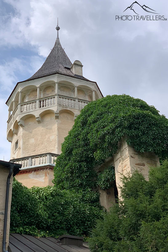 Der weiße Turm vom Schloss Rosenburg im Waldviertel