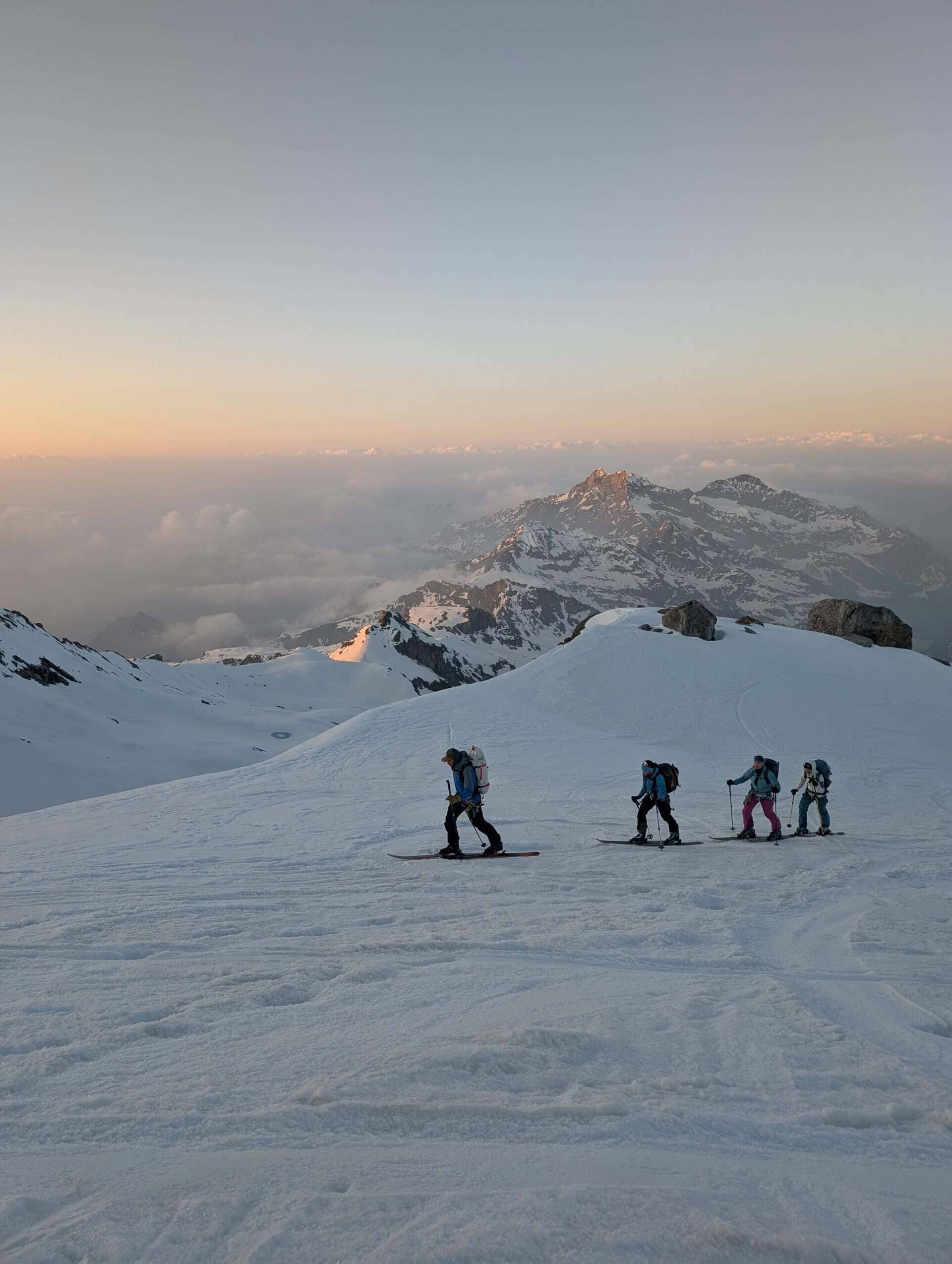 Spaghetti Tour mit Ski im Aufstieg mit Sonnenaufgang