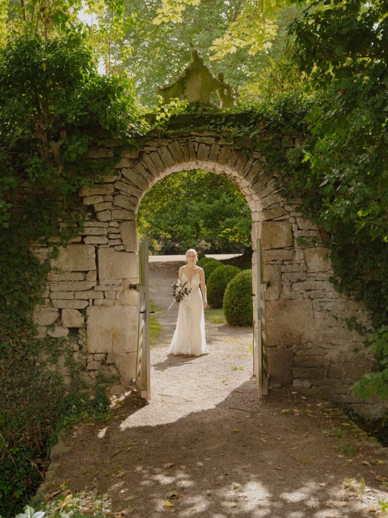 Braut auf dem Weg zum First Look - romantische Hochzeitsreportage