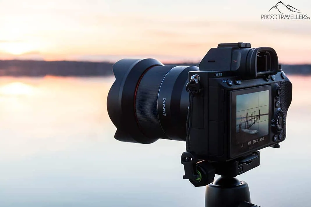 Die Sony Alpha 7 III mit dem Samyang AF 14mm F2.8 Sony FE vor einem See