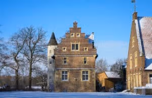 Hochzeitslocation Haus Runde 9 Backsteingebäude mit Treppengiebeln und Türmchen bei Münster, perfekt als einzigartige Eventlocation im Schnee.