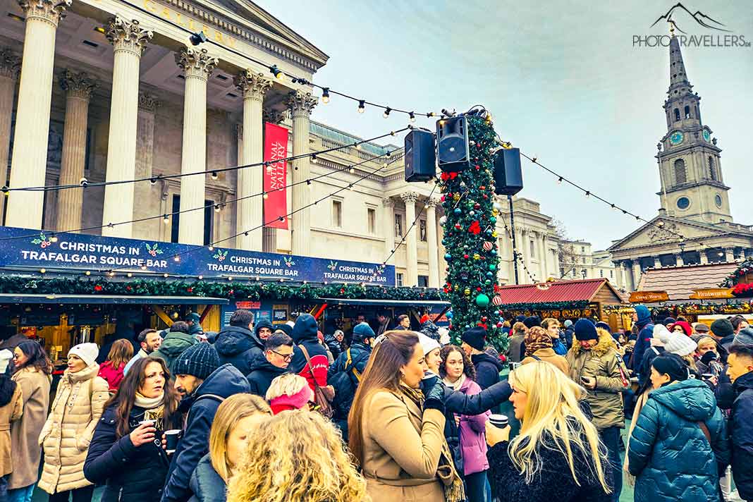 Viele Besucher versammeln sich am Weihnachtsmarkt direkt vor dem Eingang der Nationalgalerie