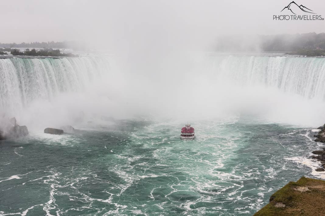 Ein Ausflugsschiff vor den Horseshoe Falls, Teil der Niagarafälle