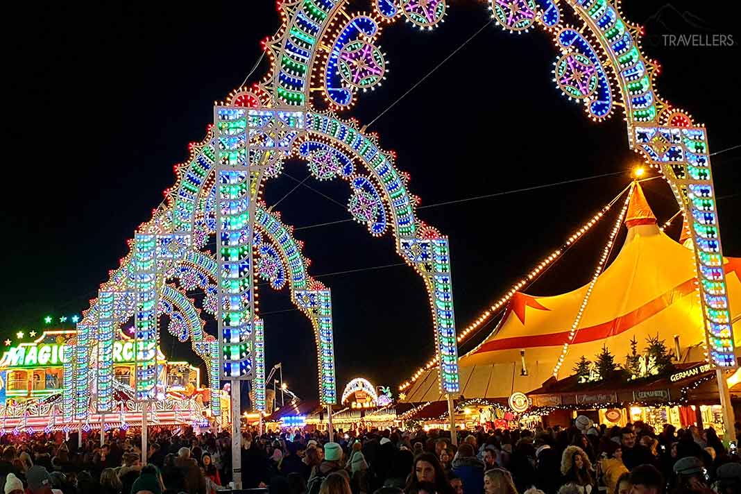 Besucher vor den bunten Lichtinstallationen im Hyde Park in London