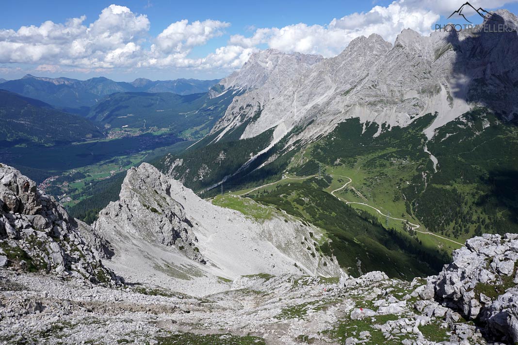 Der steile Wanderweg, der von der Handschuhspitze zur Sunnalm führt