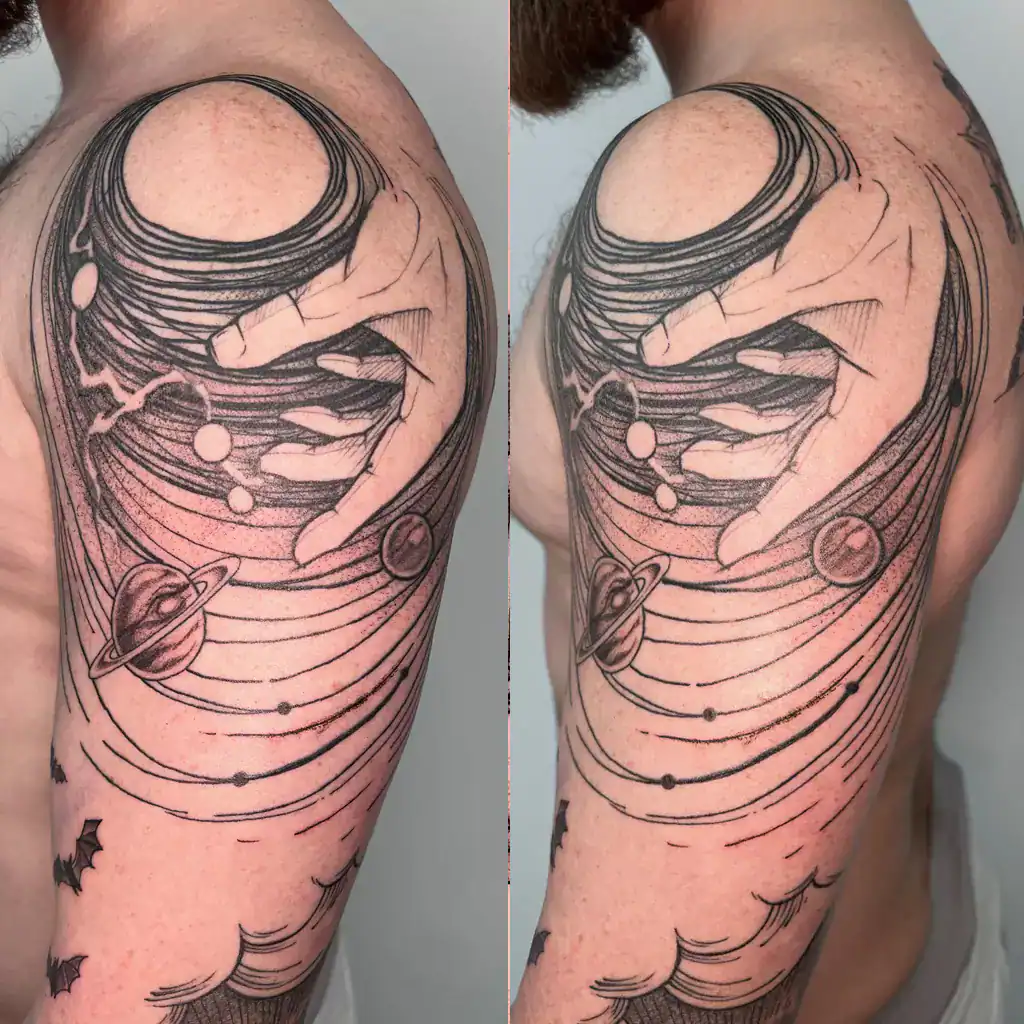 sketchy tattoo an der Schulter Linien Planeten und Hand