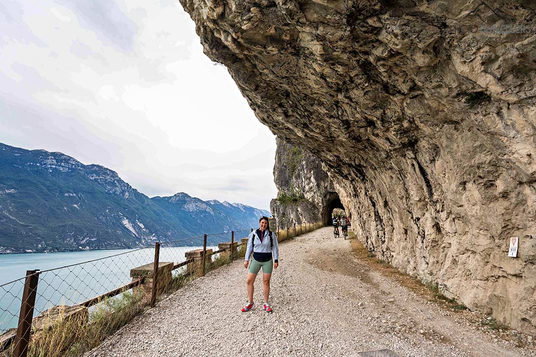 Reisebloggerin Biggi Bauer auf der Ponalestraße am Garadasee
