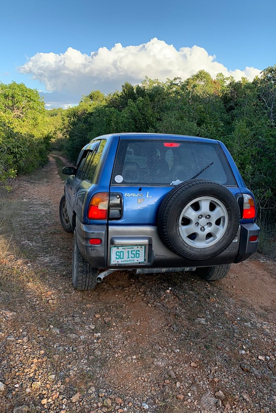 Ein blauer Toyota RAV 4 auf einer Schotterpiste auf Cat Island