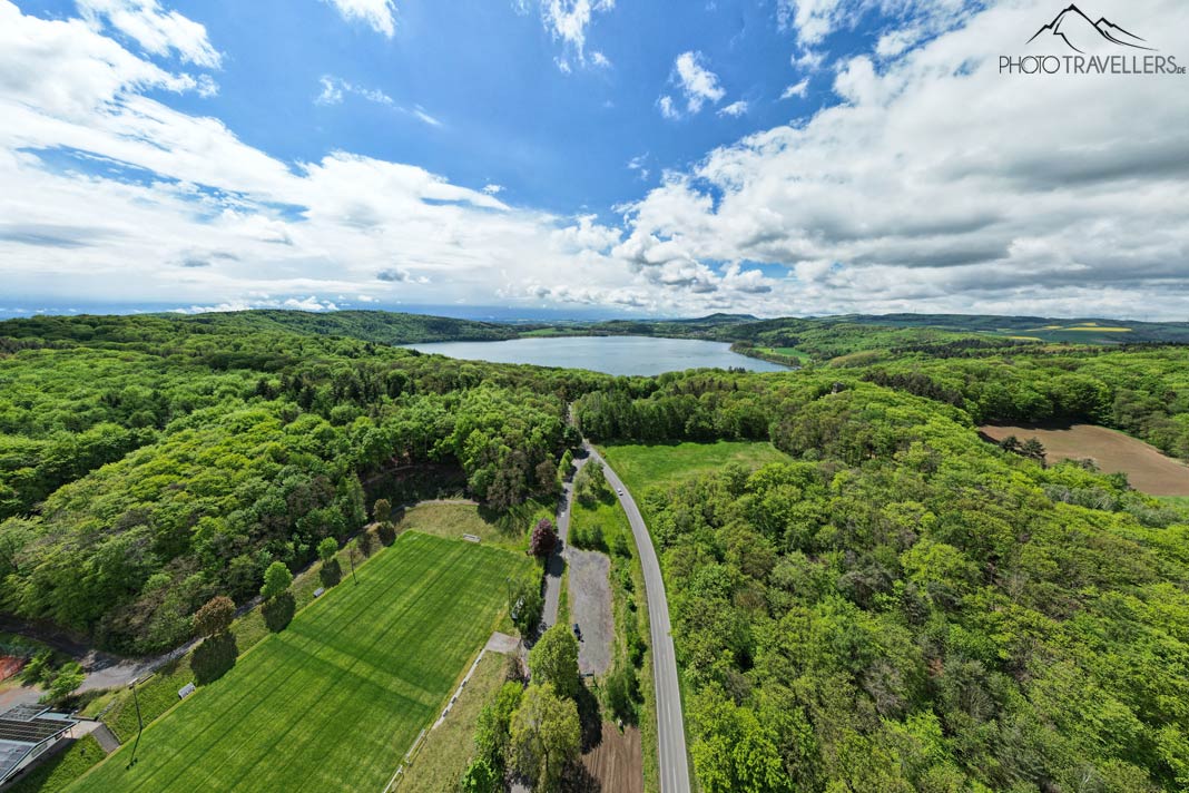 Der Blick auf den Laacher See von oben