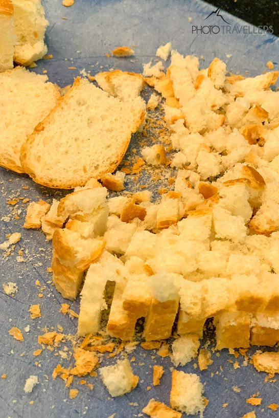 Brotwürfel für den Knödelteig