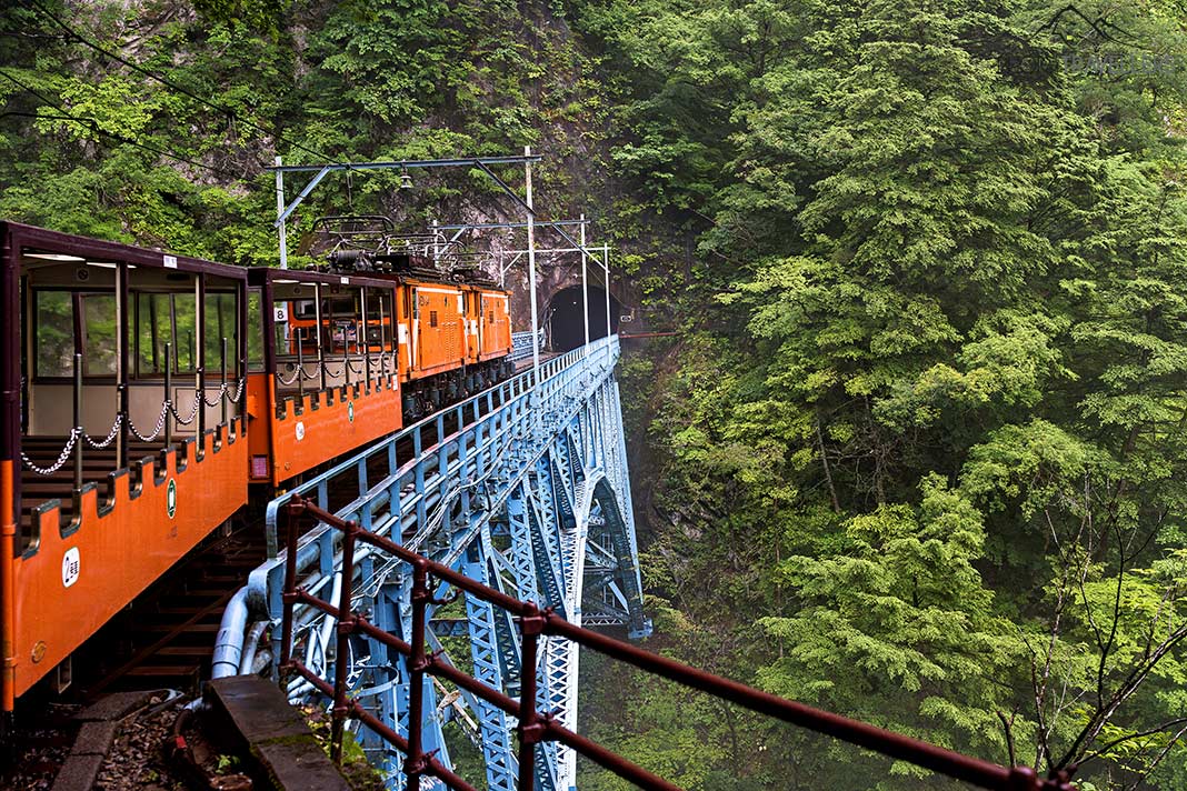 Der Zug der Kurobe Gorge Railway auf einer Brücke
