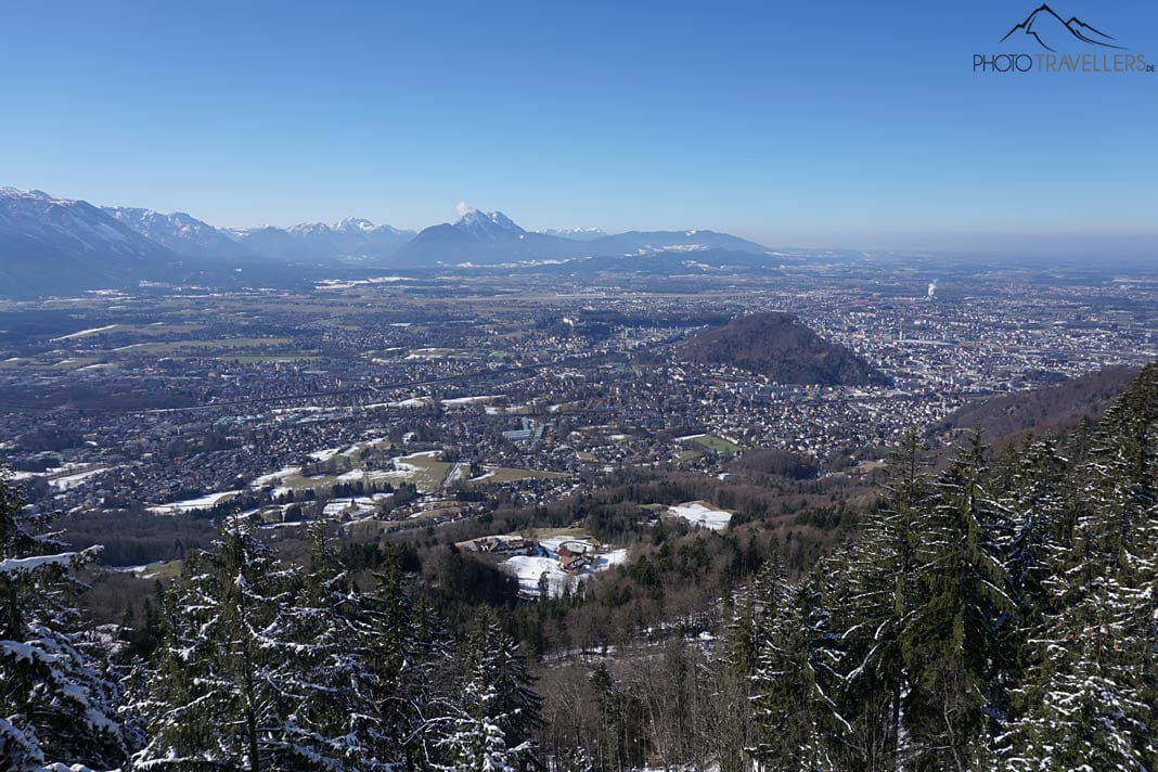 Der Blick von der Gaisbergspitze über Salzburg mit den Bergen dahinter