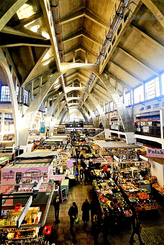 Hohe Betonpfeiler überspannen die bunten Stände der Breslauer Markthalle