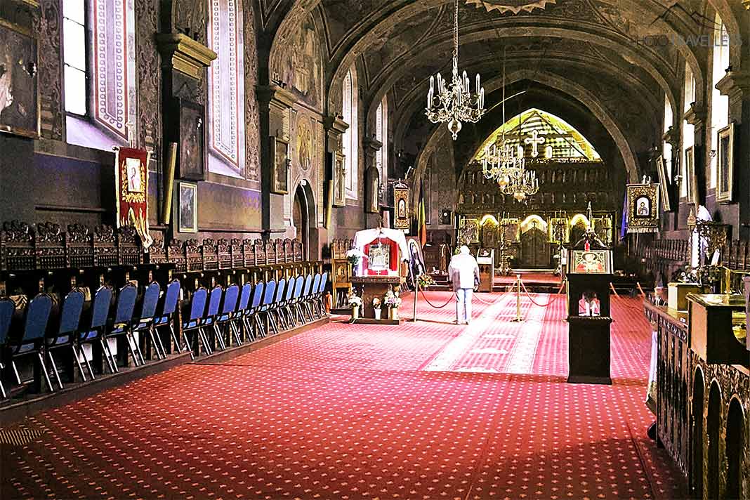 Ein roter Teppich liegt in der von dunklen Wänden umgebenen Nikolauskirche in Brasov